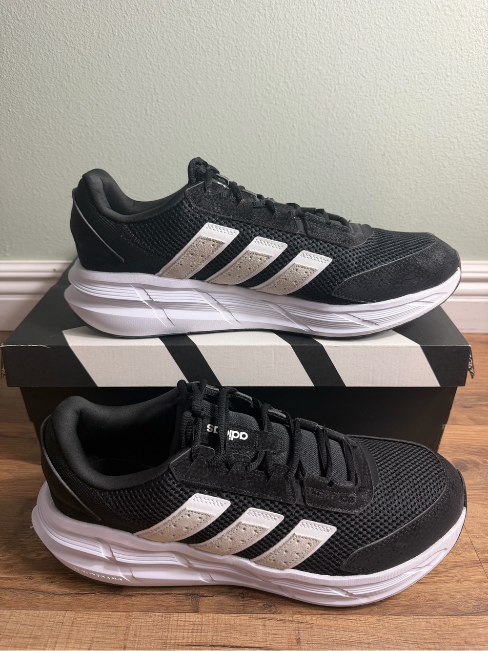 Men’s Adidas Astrastar Men’s Black and White Sneakers Size 12